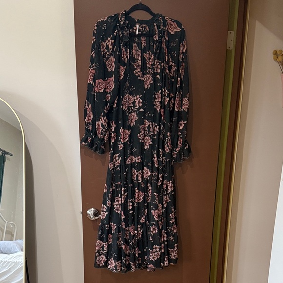 Free People Dresses & Skirts - Free People Floral Long Sleeve Flowy Dress